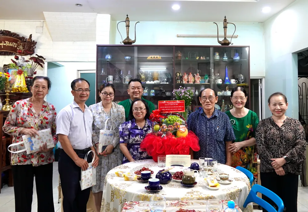 Đoàn lãnh đạo Thành ủy thăm và tặng quà NSND Hồ Văn Thành. Ảnh: THÚY BÌNH HO Van Thanh.JPG