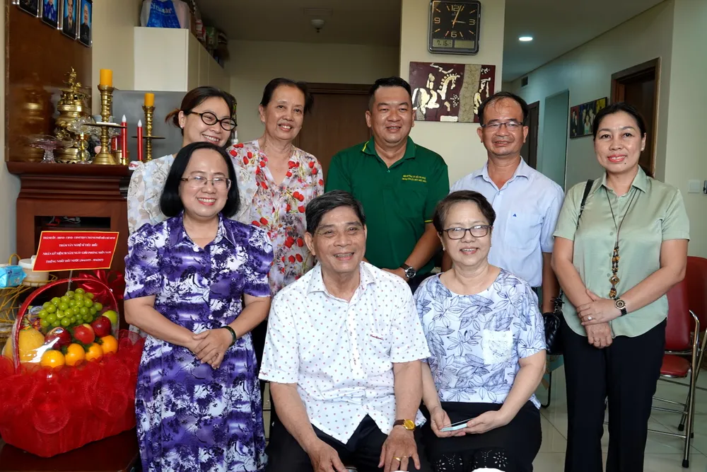 Đoàn lãnh đạo Thành ủy thăm và tặng quà nhạc sĩ Nguyễn Văn Sanh. Ảnh: THÚY BÌNH Nguyen Van Sanh.JPG