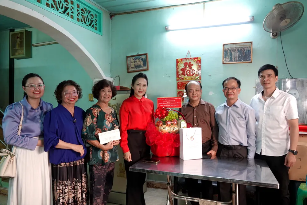 Phó Giám đốc Sở VH-TT TPHCM Nguyễn Thị Thanh Thúy đến thăm và tặng quà bà Hoàng Thúy Hà. Ảnh: THÚY BÌNH DSC00390.JPG