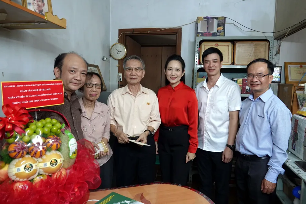 Phó Giám đốc Sở VH-TT TPHCM Nguyễn Thị Thanh Thúy đến thăm và tặng quà Tiến sĩ, nghệ sĩ Hoàng Văn Túc. Ảnh: THÚY BÌNH DSC00458.JPG
