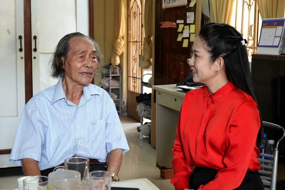 NSND Bùi Xuân Hanh chia sẻ nhiều kỷ niệm về cuộc đời hoạt động nghệ thuật. Ảnh: THÚY BÌNH DSC00468.JPG