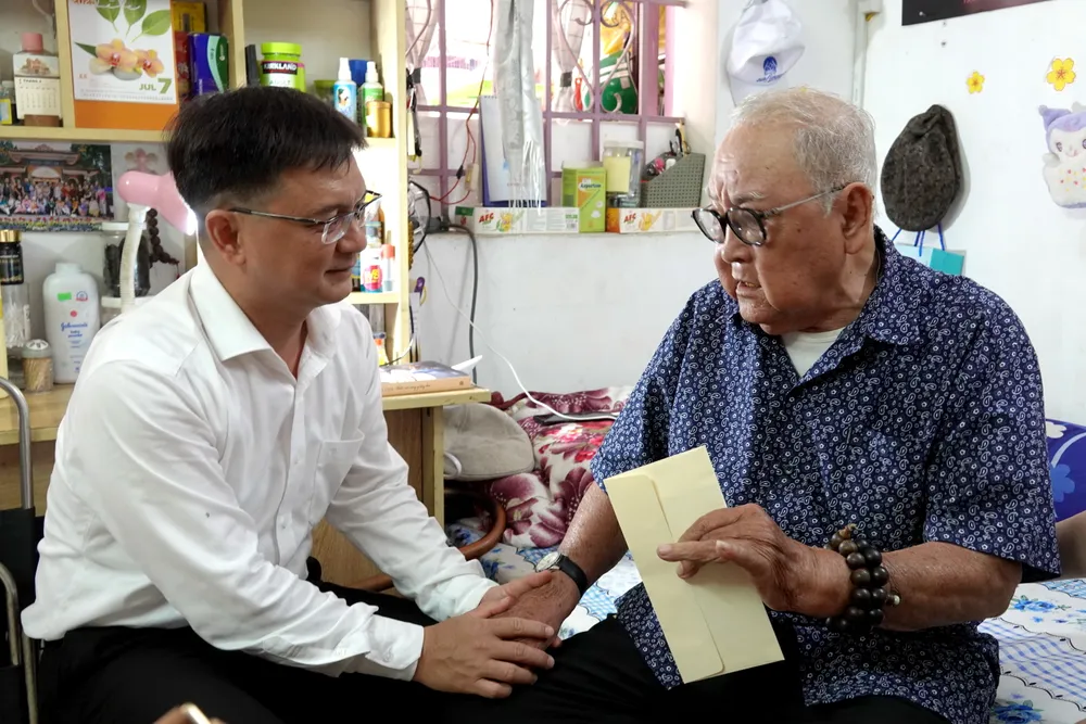 Trưởng Ban Tuyên giáo và Dân vận Thành ủy TPHCM Nguyễn Mạnh Cường lắng nghe những chia sẻ tâm tình của NSND Hùng Minh. Ảnh: THÚY BÌNH DSC09533.JPG