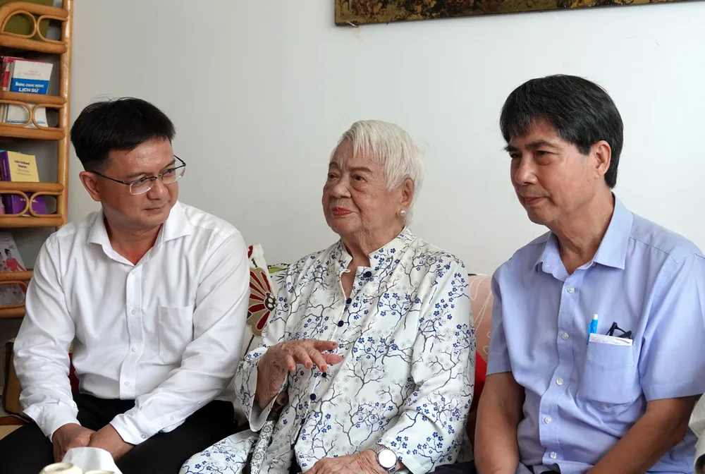 Nhà văn Xuân Phượng hào hứng kể lại những kỷ niệm về một thời tuổi trẻ nhiệt huyết với con đường đấu tranh cách mạng. Ảnh: THÚY BÌNH DSC09939.JPG