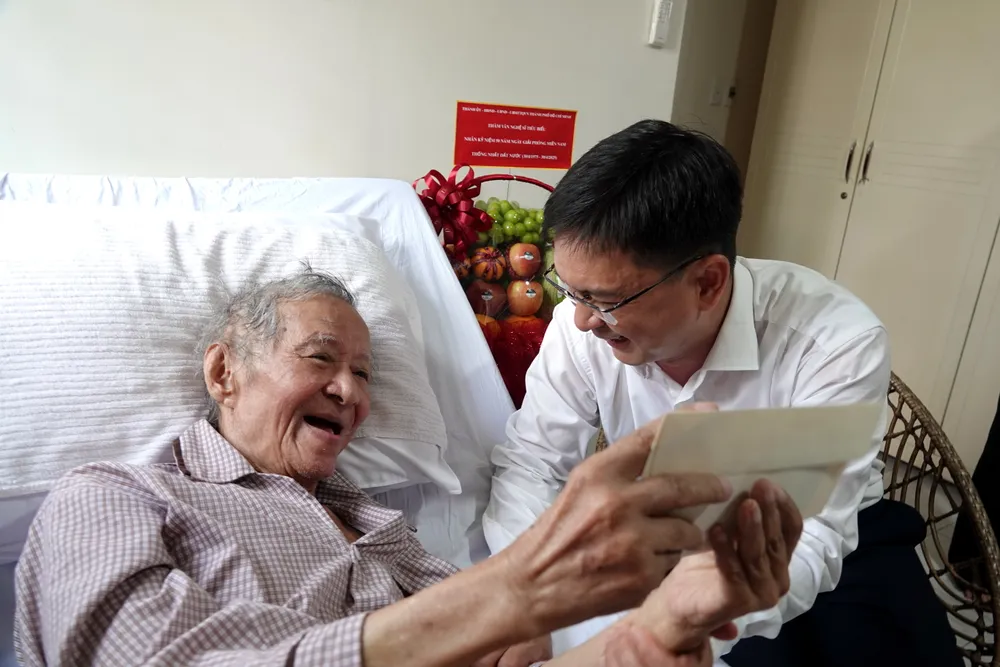 La joie et le sourire joyeux du musicien chevronné lorsqu'il reçoit l'attention et la visite des dirigeants de Hô-Chi-Minh-Ville. Photo : THUY BINH Tran Long An.JPG