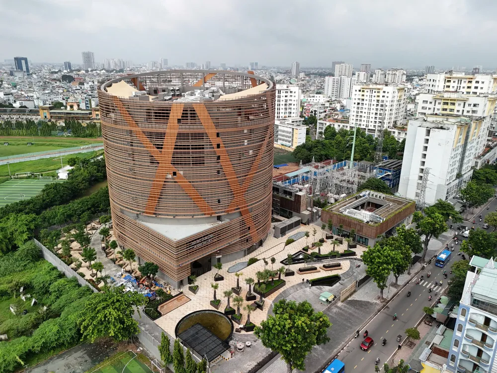 Không gian tổng thể của Rạp xiếc và biểu diễn đa năng Phú Thọ nhìn từ trên cao, đây là một công trình văn hóa nghệ thuật đặc biệt, hoành tráng, quy mô, hiện đại nổi bật của TPHCM. Ảnh: DŨNG PHƯƠNG gen-h-z6921510875191_17ac87cacbbbbae346fc561abfb823e0.jpg