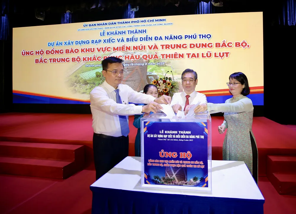 Lãnh đạo Thành phố đóng góp ủng hộ đồng bào khu vực miền núi và trung du Bắc bộ, Bắc Trung bộ khắc phục hậu quả thiên tai lũ lụt. Ảnh: DŨNG PHƯƠNG Lãnh đạo Thành phố đóng góp ủng hộ đồng bào khu vực miền núi và trung du Bắc bộ, Bắc Trung bộ khắc phục hậu quả thiên tai lũ lụt. Ảnh: DŨNG PHƯƠNG