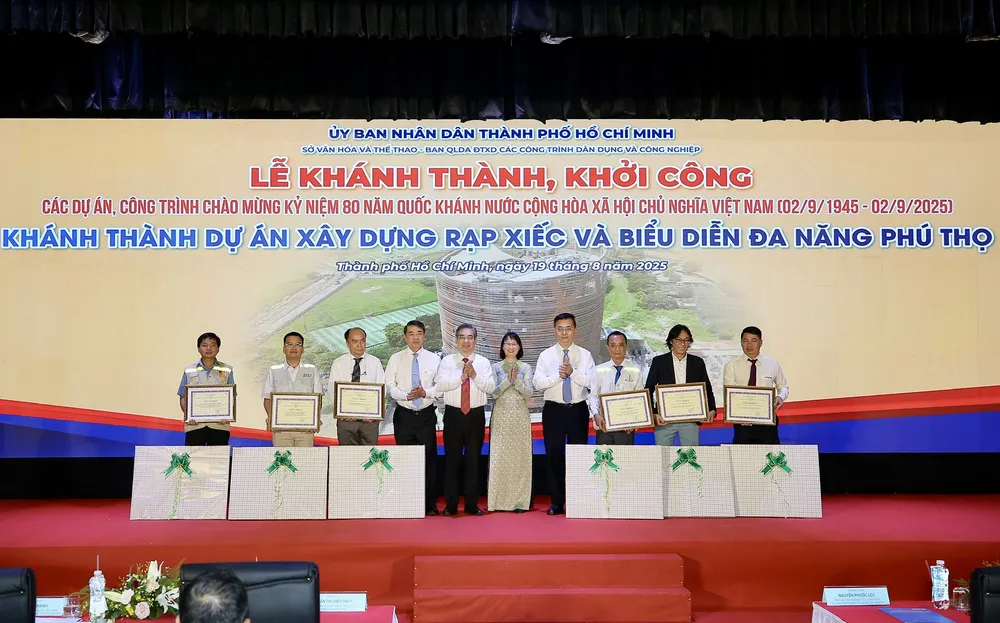 Lãnh đạo Thành phố trao giấy khen cho các cá nhân, tập thể đạt thành tích hoàn thành xuất sắc trong thực hiện dự án xây dựng Rạp xiếc và biểu diễn đa năng Phú Thọ. Ảnh: DŨNG PHƯƠNG z6921927771266_815653b7ee14309ee6d0261a6d340574.jpg
