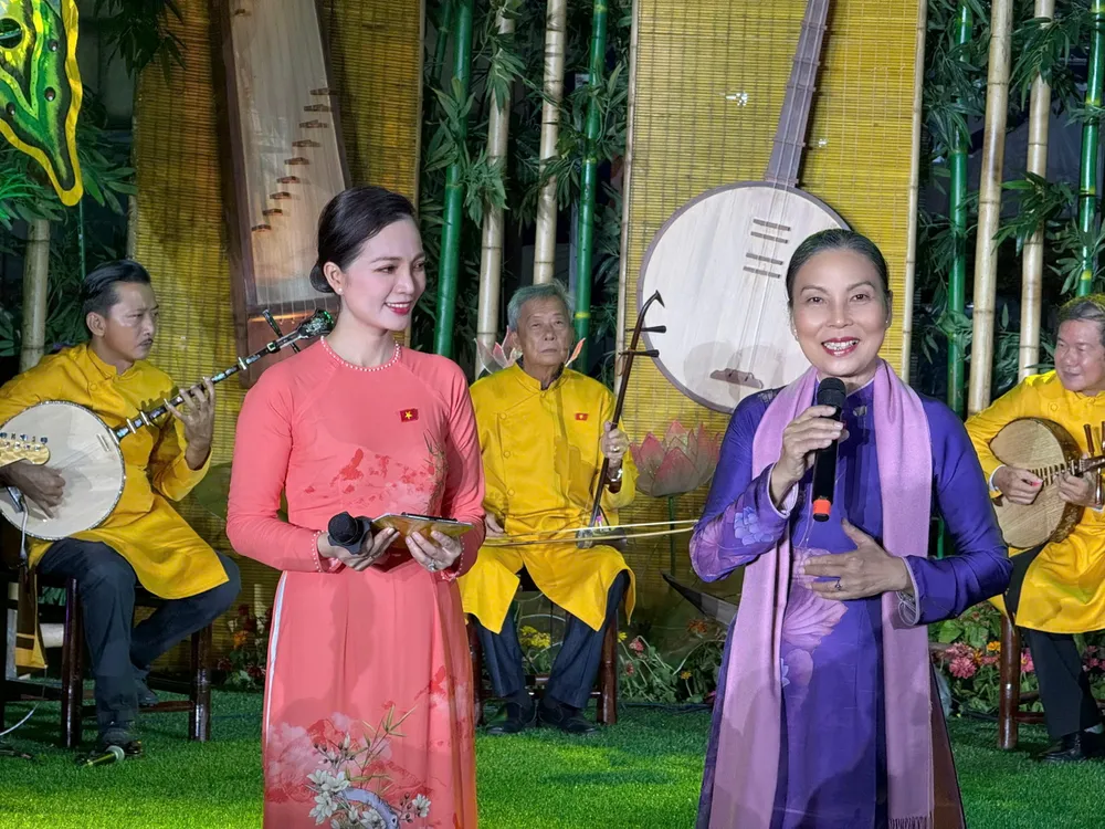 Tiến sĩ Mai Mỹ Duyên giao lưu, chia sẻ thông tin, kiến thức về nghệ thuật Đờn ca tài tử trong chương trình nghệ thuật Đờn ca tài tử Nam Bộ TPHCM chủ đề "Tinh hoa đất Phương Nam". Ảnh: THÁI BÌNH