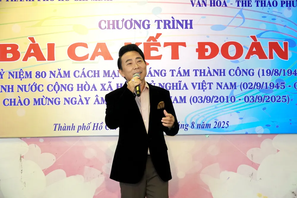 Ca sĩ Huỳnh Lợi biểu diễn ca khúc "Thành phố niềm tin và khát vọng". Ảnh: THÚY BÌNH Huynh Loi - Thanh pho niêm tin va khat vong.JPG