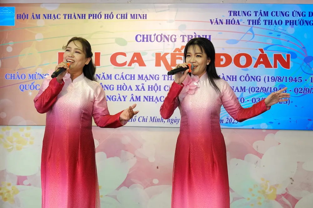 Ca sĩ Ngọc Trang và Vy Ngô biểu diễn bài hát "Nhớ mãi công ơn Người". Ảnh: THÚY BÌNH Ngoc Trang - Vy Ngo - Nho mai cong on Nguoi.JPG