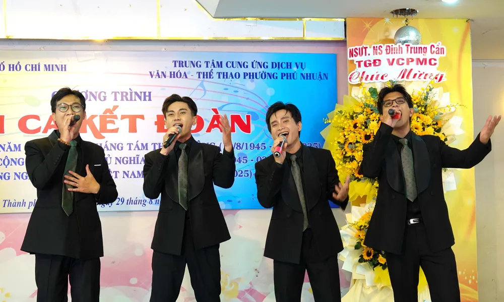 Nhóm ca 3789 biểu diễn ca khúc "Vòng quanh Thành phố". Ảnh: THÚY BÌNH nhom 3789 - Vong quanh TP.JPG