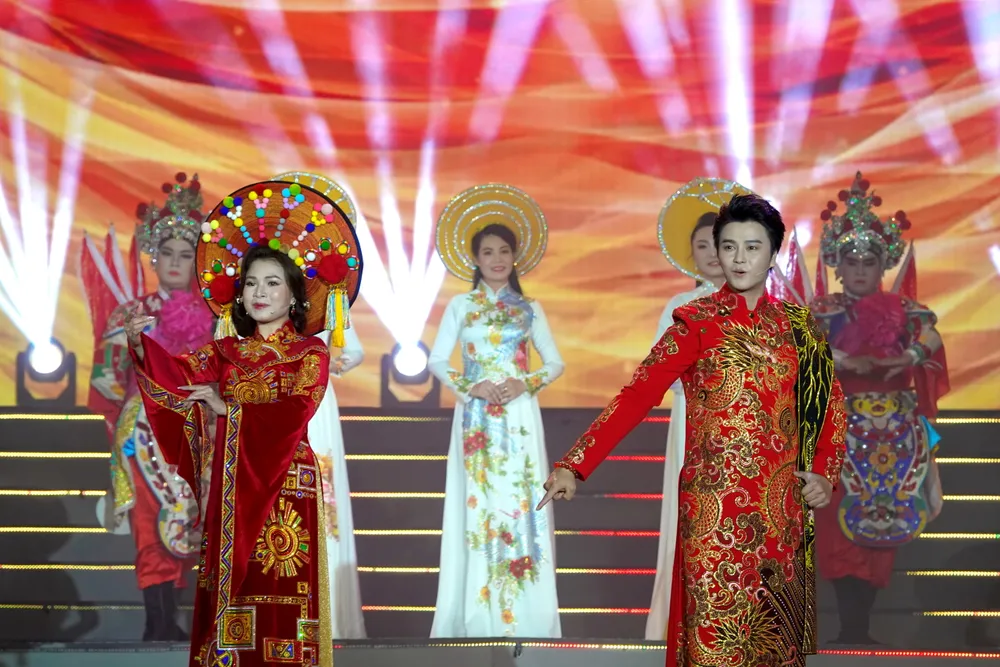 NSƯT Võ Minh Lâm và NSƯT Ngọc Đợi cùng các nghệ sĩ từng đoạt giải "Chuông vàng Vọng cổ" HTV, các nghệ sĩ Nhà hát Nghệ thuật Hát Bội TPHCM, biểu diễn trong tiết mục ca cảnh "Sắc màu sân khấu". Ảnh: THÚY BÌNH DSC07577.JPG