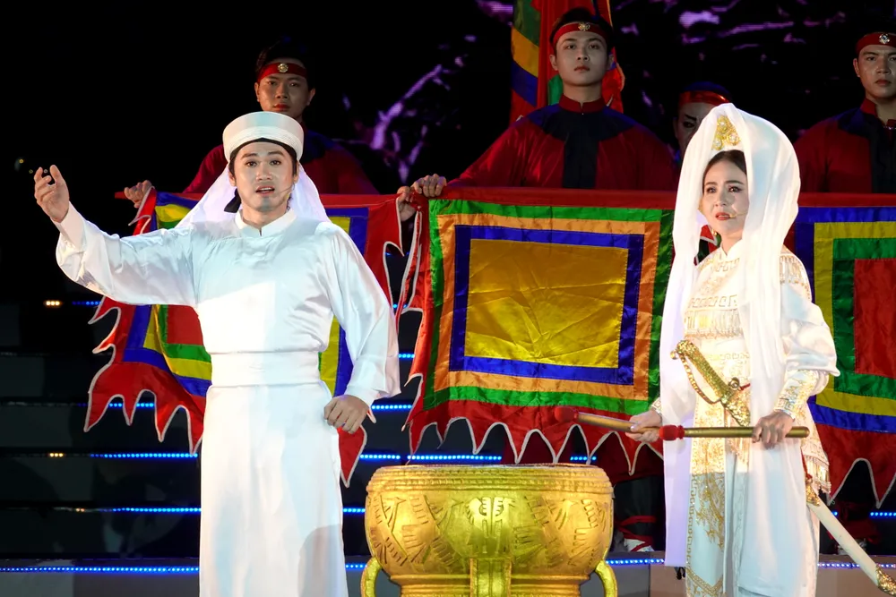 NSND Thanh Ngân và nghệ sĩ Nguyễn Văn Khởi trong trích đoạn cải lương "Tiếng trống Mê Linh". Ảnh: THÚY BÌNH DSC07762.JPG