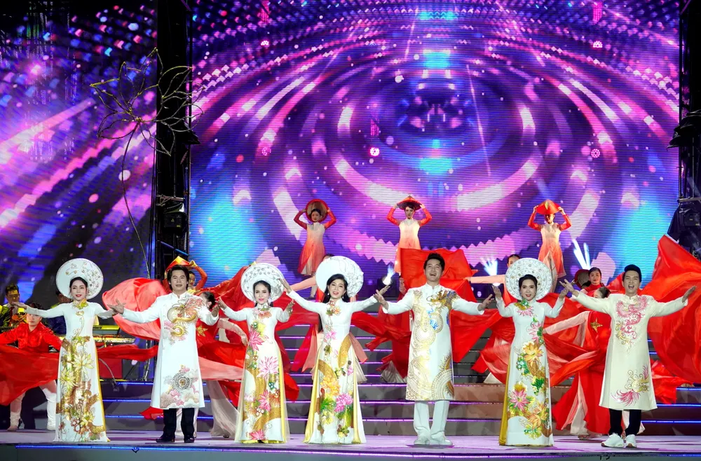 Ca sĩ Nguyễn Phi Hùng cùng các nghệ sĩ trẻ sân khấu cải lương thành phố biểu diễn tiết mục ca cảnh "Rạng rỡ Việt Nam - Vinh quang Việt Nam". Ảnh: THÚY BÌNH DSC07989.JPG