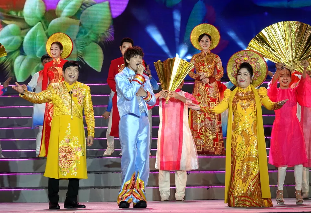 Tiết mục ca cảnh "Bắc - Trung - Nam một nhà". Ảnh: THÚY BÌNH DSC08383.JPG