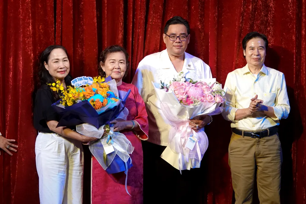 NSND Trịnh Thúy Mùi, Chủ tịch Hội Nghệ sĩ Sân khấu Việt Nam và NSND Giang Mạnh Hà, Phó Chủ tịch Hội Nghệ sĩ Sân khấu Việt Nam tặng hoa gia đình tác giả Lê Duy Hạnh và NSƯT - đạo diễn Lê Nguyên Đạt tại buổi công diễn. Ảnh: THÚY BÌNH DSC08838.JPG