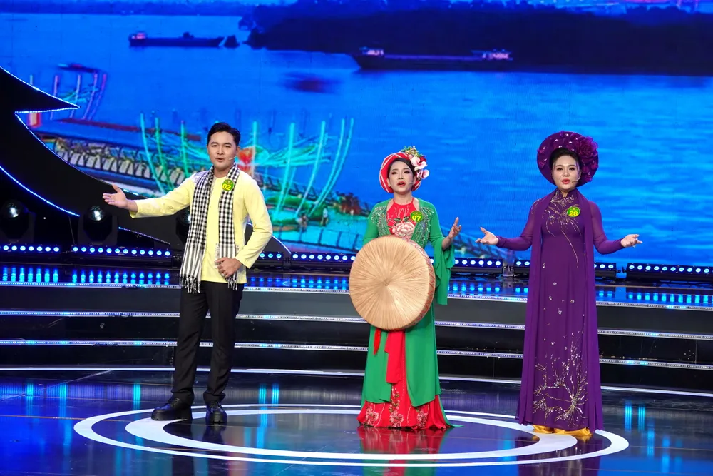 Ba thí sinh: Phú Yên, Kim Tho và Thùy Dương biểu diễn các sáng tác có chủ đề "Dòng sông quê hương", trong đêm thi đầu tiên vòng chung kết xếp hạng. Ảnh: THÚY BÌNH DSC09079.JPG