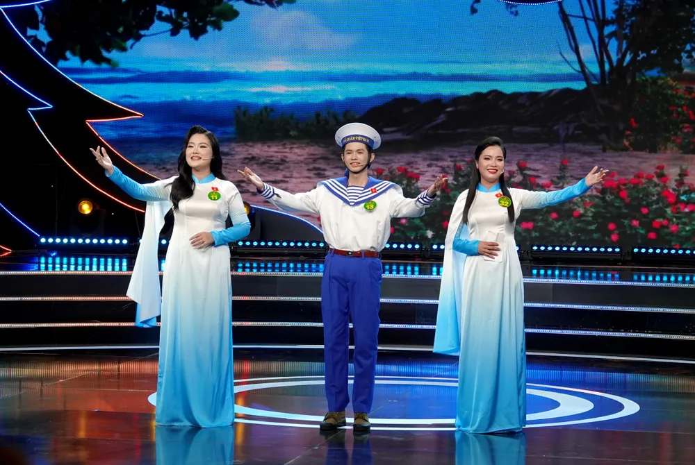 Ba thí sinh: Mỹ Duyên, Quan Trí và Ngọc Nữ thi diễn với chủ đề "Tự hào biển đảo Việt Nam", góp phần lan tỏa tinh thần tuổi trẻ Việt Nam yêu nước. Ảnh: THÚY BÌNH DSC09133.JPG