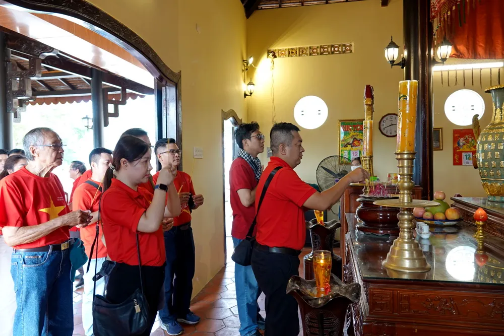 Các thế hệ nhạc sĩ, ca sĩ TPHCM thành kính dâng hương tại Đền thờ Anh hùng dân tộc Trương Định. Ảnh: THÚY BÌNH 3.JPG