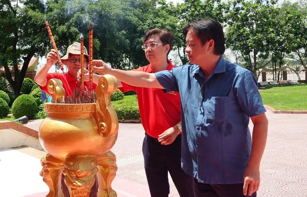 Chủ tịch Hội Âm nhạc TPHCM - nhạc sĩ Nguyễn Quang Vinh (giữa) cùng các thành viên trong đoàn dâng hoa, dâng hương tại Di tích lịch sử Rạch Gầm - Xoài Mút. Ảnh: THÚY BÌNH DSC09516.JPG