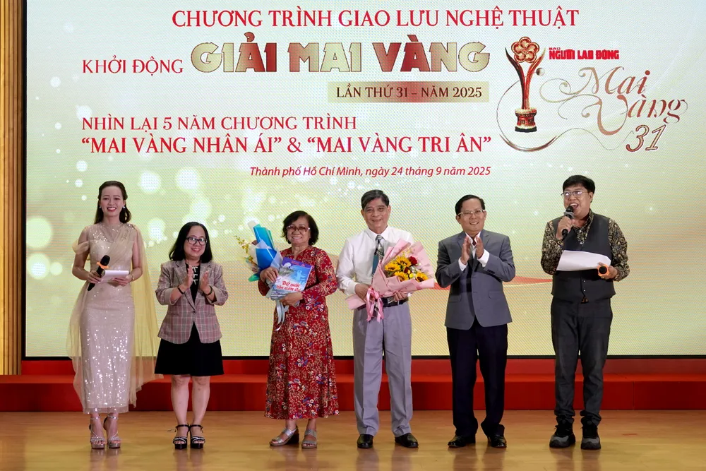 Phó Trưởng Ban Tuyên giáo và Dân vận Thành ủy TPHCM Đinh Thị Thanh Thủy và Tổng Biên tập Báo Người Lao Động Tô Đình Tuân tặng hoa, tập sách nhạc cho NSƯT hát bội Ngọc Khanh và nhạc sĩ Nguyễn Văn Sanh. Ảnh: THÚY BÌNH DSC00442.JPG