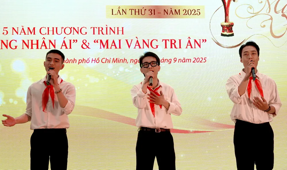 Nhóm ca trẻ biểu diễn ca khúc "Nhà tôi có treo một lá cờ". Ảnh: THÚY BÌNH DSC00457.JPG
