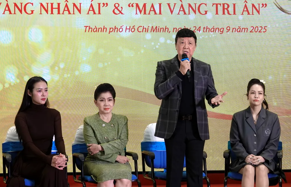 NSƯT Bảo Quốc tâm tình về nghề và Giải Mai Vàng mà ông đã nhận được nhiều lần trong cuộc đời hoạt động nghệ thuật của mình. Ảnh: THÚY BÌNH DSC00690.JPG