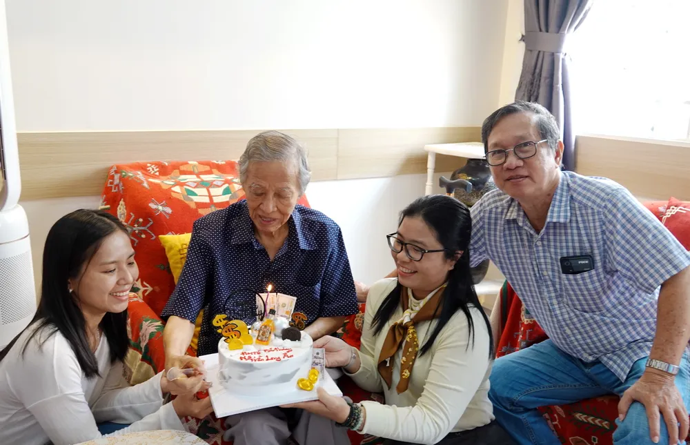Nhạc sĩ Trần Long Ẩn cắt bánh kem, mừng tuổi mới với nhiều lời chúc mừng của anh em nhạc sĩ Hội Âm nhạc TPHCM. Ảnh: THÚY BÌNH DSC09237.JPG