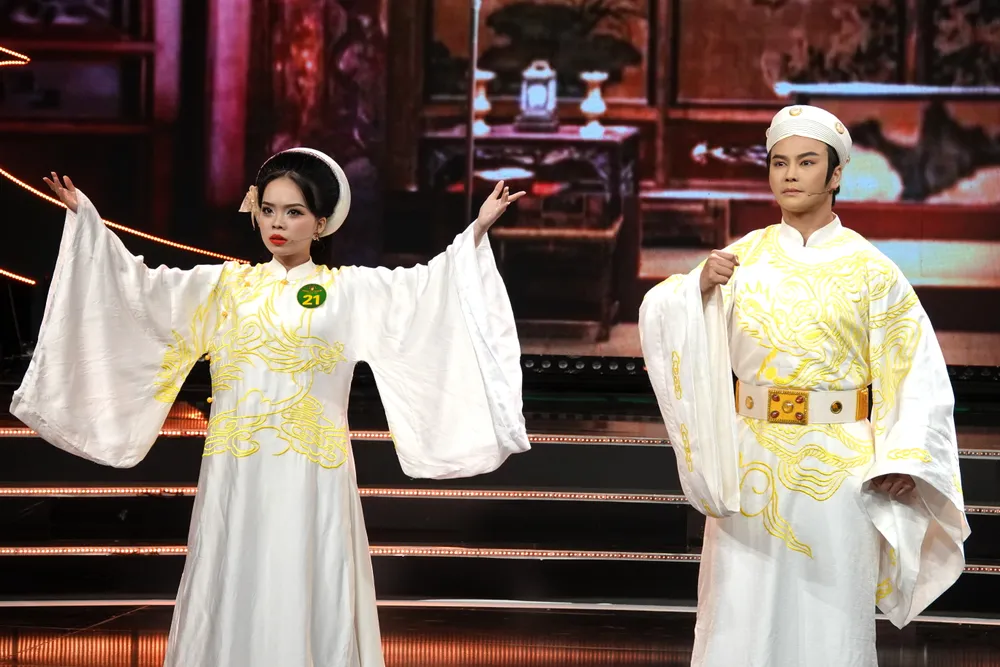 Thí sinh Lê Thị Hà Như thi diễn vai Ngọc Huyên trong trích đoạn cải lương "Đêm trước ngày hoàng đạo" với sự hỗ trợ của NSƯT Võ Minh Lâm. Ảnh: THÚY BÌNH Ha Nhu - Dem truoc ngay hoang dao.JPG