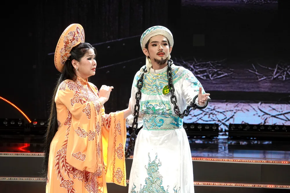 Thí sinh Vương Quan Trí thi diễn vai Trần Bình Trọng trong trích đoạn "Khí tiết Trần Bình Trọng", với sự hỗ trợ của NSND Hồ Ngọc Trinh. Ảnh: THÚY BÌNH Quan Tri - Tran Binh Trong.JPG