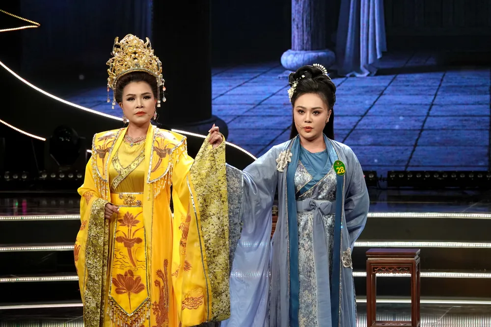 Vai diễn Thượng Dương hoàng hậu của thí sinh Đặng Thị Thùy Dương (mã số báo danh 28) tạo ấn tượng mạnh với Ban giám khảo và khán giả. Ảnh: THÚY BÌNH Thuy Duong - Thuong Duong hoang hau.JPG