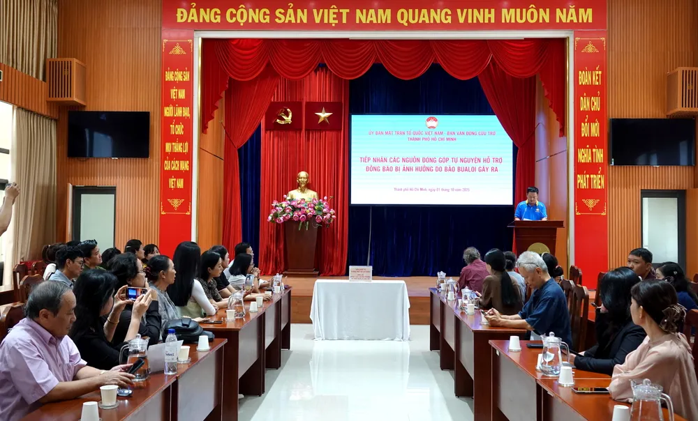 UBMTTQ Việt Nam TPHCM thông tin về tình hình bão lũ ở các tỉnh thành. Ảnh: THÚY BÌNH DSC01507.JPG