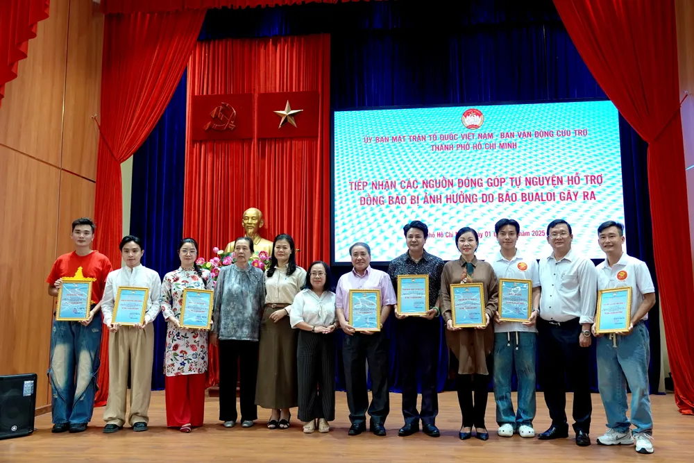 Văn nghệ sĩ Thành phố đóng góp, ủng hộ, với mong muốn sẻ chia với người dân ở các địa phương đang bị ảnh hưởng nặng nề vì mưa bão, lũ lụt. Ảnh: THÚY BÌNH DSC01664.JPG