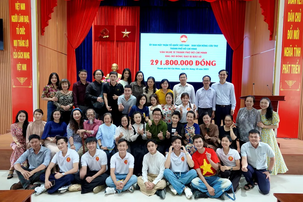 Văn nghệ sĩ Thành phố nhiều thế hệ cùng lưu lại tấm ảnh kỷ niệm sau buổi gặp mặt ý nghĩa. Ảnh: THÚY BÌNH DSC01789.JPG