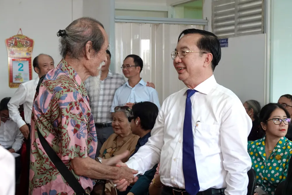 Director of the Department of Culture, Sports and Tourism of Ho Chi Minh City Tran The Thuan visited the health and life of Meritorious Artist Manh Dung. DSC01809.JPG