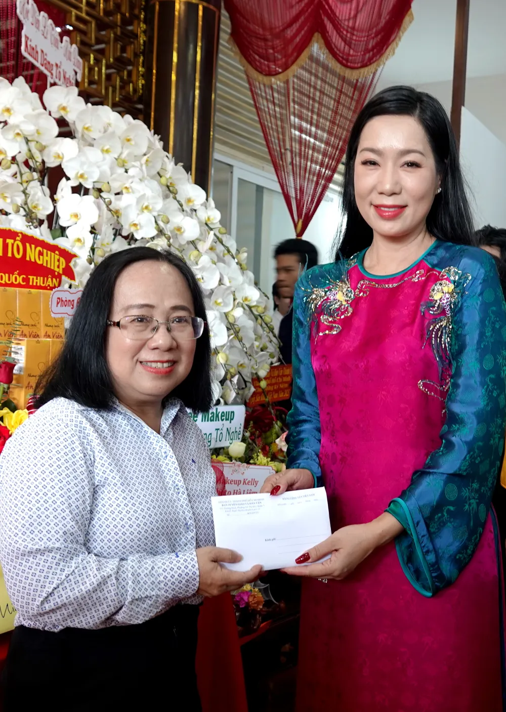 Deputy Head of the Propaganda and Mass Mobilization Department of the Ho Chi Minh City Party Committee Dinh Thi Thanh Thuy presented 20 million VND to the Ho Chi Minh City Theater Association - City Artists' Friendship Committee, at the Theater Ancestor's Death Anniversary Ceremony in 2025 DSC01824.JPG