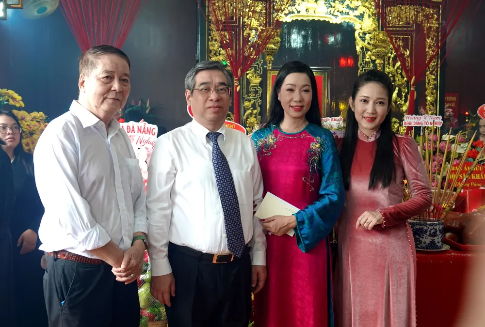 Deputy Secretary of the Ho Chi Minh City Party Committee, Chairman of the Vietnam Fatherland Front Committee of Ho Chi Minh City Nguyen Phuoc Loc and Deputy Director of the Ho Chi Minh City Department of Culture and Sports Nguyen Thi Thanh Thuy took a photo with People's Artist Trinh Kim Chi and director Ton That Can at the 2025 Theater Anniversary Ceremony. Photo: THUY BINH DSC02026.JPG