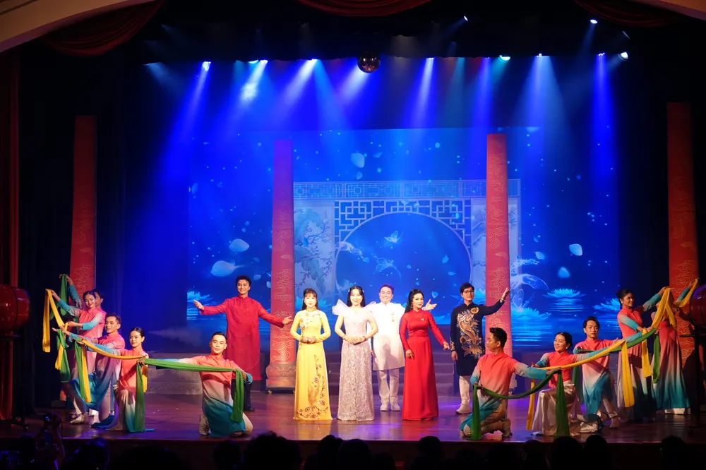 Tiết mục "Cung tơ hòa điệu" trong chương trình nghệ thuật “Kính nghiệp Tổ - Gìn tinh hoa”. Ảnh: THÚY BÌNH DSC02330.JPG