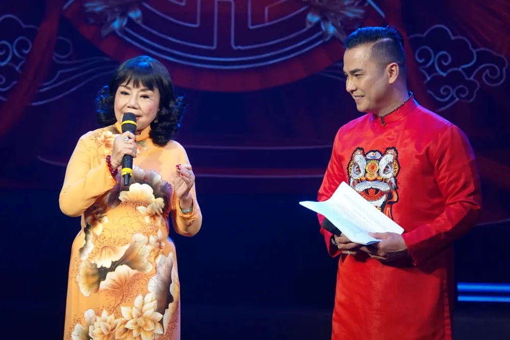 NSND Thoại Miêu giao lưu và biểu diễn phục vụ khán giả bài ca cổ "Tình thắm duyên quê". Ảnh: THÚY BÌNH DSC02376.JPG