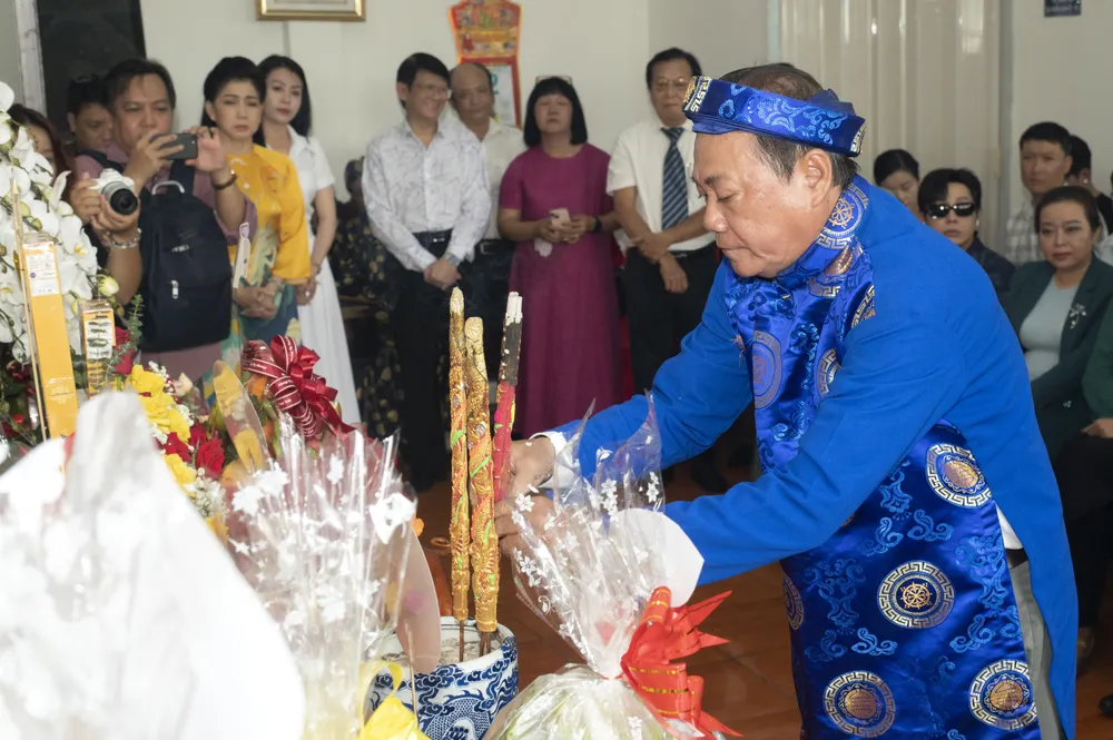 People's Artist Huu Danh performs the ritual of reading the funeral oration and offering incense to the ancestors. Photo: THUY BINH QTH_3071.JPG