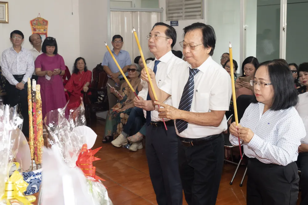 Director of the Department of Culture and Sports of Ho Chi Minh City Tran The Thuan, Deputy Head of the Propaganda and Mass Mobilization Committee of the Ho Chi Minh City Party Committee Dinh Thi Thanh Thuy and Chairman of the Ho Chi Minh City Theater Association People's Artist Tran Ngoc Giau offered incense at the Theater Ancestor's Death Anniversary Ceremony in 2025. Photo: THUY BINH QTH_3097.JPG