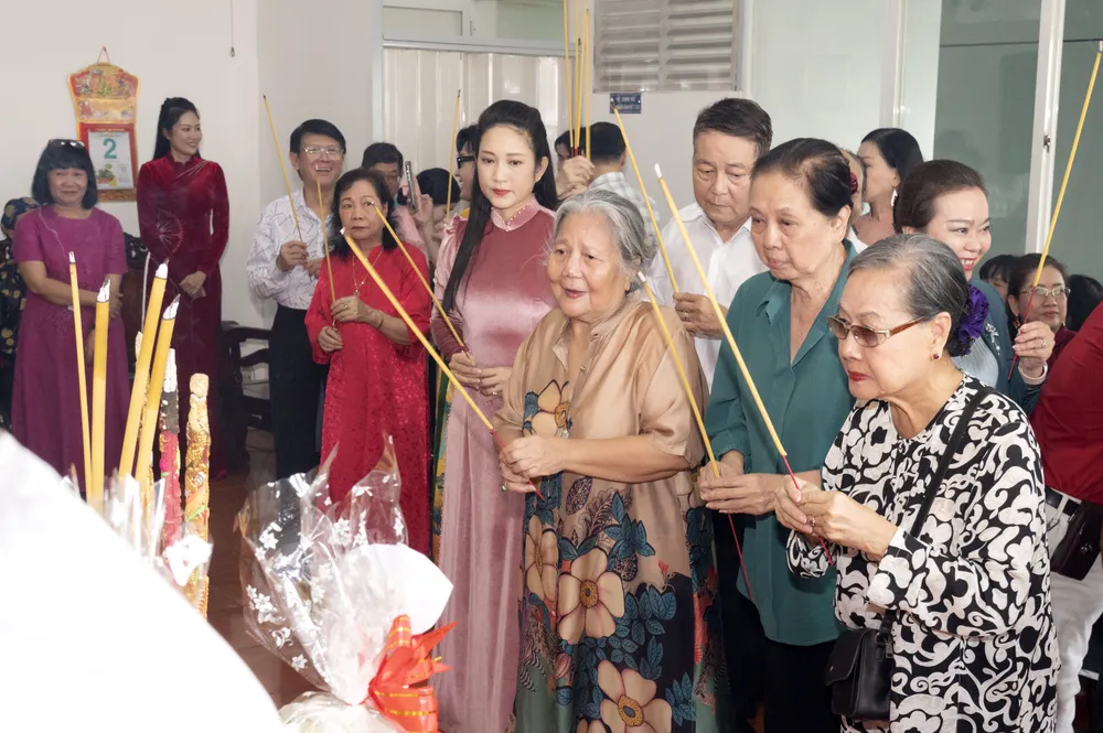 Generations of artists respectfully offer incense at the 2025 Theater Ancestor Commemoration Ceremony at the City Theater Traditional House, 133 Co Bac, Cau Ong Lanh Ward, Ho Chi Minh City. Photo: THUY BINH QTH_3111.JPG