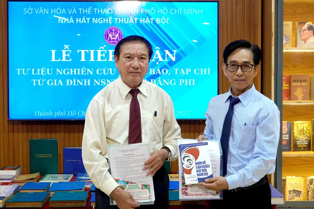 Ông Đinh Thành Tâm, con trai NSND Đinh Bằng Phi, đại diện gia đình trao nhiều tư liệu về nghệ thuật hát bội của NSND Đinh Bằng Phi cho Nhà hát Nghệ thuật Hát bội TPHCM. Ảnh: THÚY BÌNH DSC02480.JPG