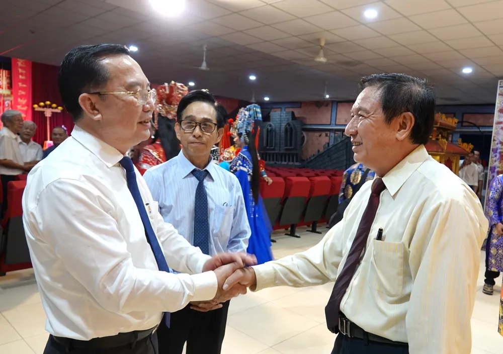 Giám đốc Sở VH-TT TPHCM Trần Thế Thuận cảm ơn gia đình NSND Đinh Bằng Phi. Ảnh: THÚY BÌNH DSC02525.JPG