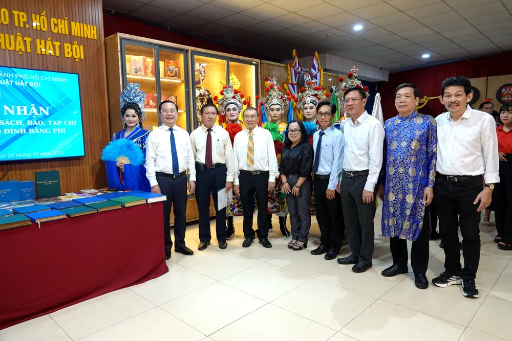 Các đại biểu, nghệ sĩ tại lễ đón nhận trao tặng nhiều tư liệu nghiên cứu, sách, báo, tạp chí, tuồng tích… từ gia đình NSND Đinh Bằng Phi trao tặng. Ảnh: THÚY BÌNH DSC02626.JPG