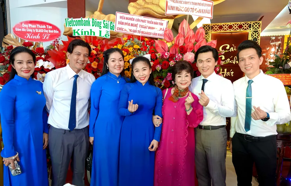 NSND Thoại Miêu và các nghệ sĩ trẻ Nhà hát Cải lương Trần Hữu Trang. Ảnh: THÚY BÌNH DSC02903.JPG