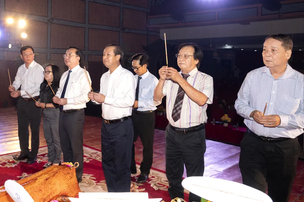 Các đại biểu dâng hương tại Lễ Giỗ Tổ Sân khấu tổ chức tại Nhà hát Nghệ thuật Hát bội TPHCM. Ảnh: THÚY BÌNH QTH_3433 (2).JPG