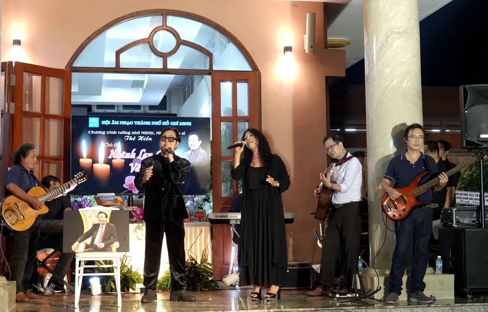 Ca sĩ Đông Quân, Đông Nghi song ca bài hát "Người mẹ và hoa sứ trắng". Ảnh: THÚY BÌNH Dong Quan Dong Nghi - Nguoi me va hoa su trang.JPG