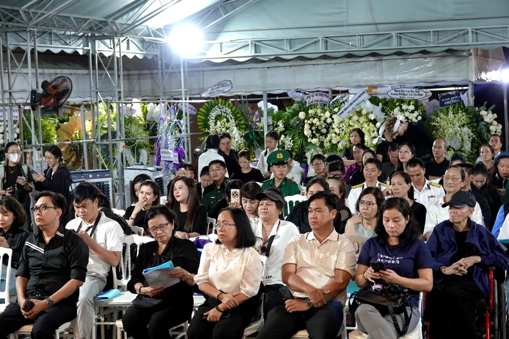Lãnh đạo Ban Tuyên giáo và Dân vận Thành ủy TPHCM, người thân, bạn bè, đồng nghiệp, học trò NSND - nhạc sĩ Thế Hiển, xúc động dõi theo đêm nhạc "Nhánh lan rừng vẫn nở". Ảnh: THÚY BÌNH DSC03104.JPG