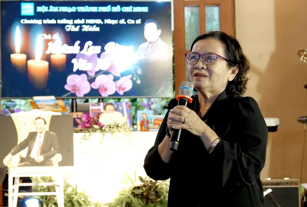 Nguyên Trưởng Ban Tuyên giáo Thành ủy TPHCM Thân Thị Thư, xúc động chia sẻ nhiều kỷ niệm về những chuyến đi Trường Sa, vùng biên giới, đến các nghĩa trang liệt sĩ... cùng NSND, nhạc sĩ, ca sĩ Thế Hiển. Ảnh: THÚY BÌNH DSC03208.JPG